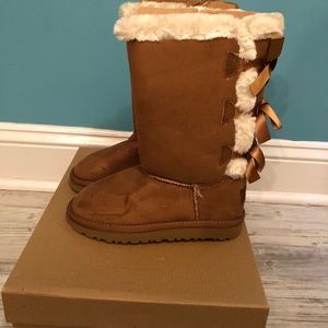 UGG boots size 5 With Bailey Bow. New with box